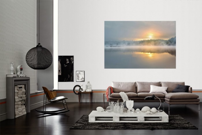 Die Fototapete Waldsee am Morgen, Schweden als Wandbild im Wohnzimmer. Die Vlies-Fototapete Waldsee am Morgen, Schweden verschönert als Wandbild Deine Wand.