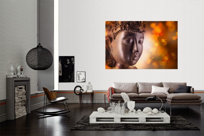Die Fototapete Buddhakopf als Wandbild im Wohnzimmer. Die Vlies-Fototapete Buddhakopf verschönert als Wandbild Deine Wand.