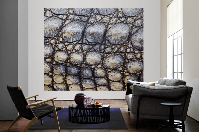 Die Fototapete Krokodilhaut als große Bildtapete im Wohnzimmer. Als Bildtapete ist die Fototapete Krokodilhaut ein besonderes Highlight auf Vliestapete.