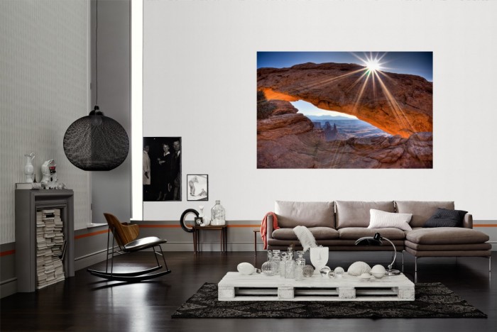 Die Fototapete Mesa Arch Canyonlands, Utah USA als Wandbild im Wohnzimmer. Die Vlies-Fototapete Mesa Arch Canyonlands, Utah USA verschönert als Wandbild Deine Wand.