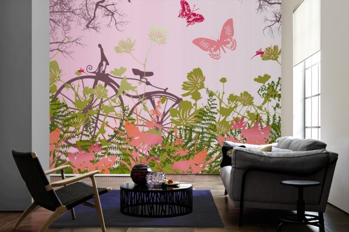 Im Wohnzimmer die Design-Fototapete Fahrrad im Wald, Artwork auf einer großen Wand tapeziert. Die Design-Fototapete Fahrrad im Wald, Artwork ist als Vlies-Fototapete im Wohnzimmer leicht zu tapezieren.
