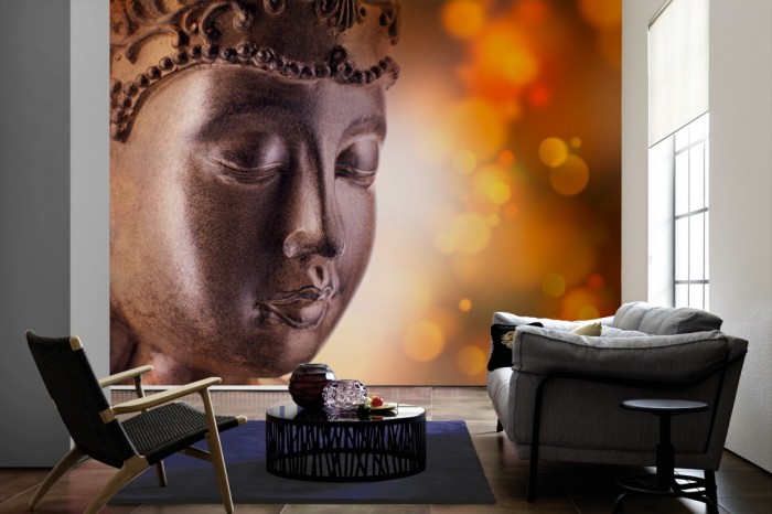 Im Wohnzimmer die Fototapete Buddhakopf auf einer großen Wand tapeziert. Die Fototapete Buddhakopf ist als Vlies-Fototapete im Wohnzimmer leicht zu tapezieren.