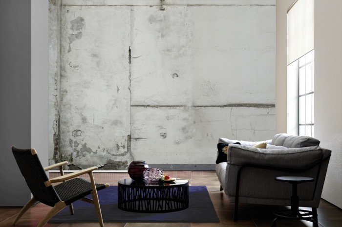 Im Wohnzimmer die Fototapete Beton Wand, gestrichener Beton auf einer großen Wand tapeziert. Die Fototapete Beton Wand, gestrichener Beton ist als Vlies-Fototapete im Wohnzimmer leicht zu tapezieren.