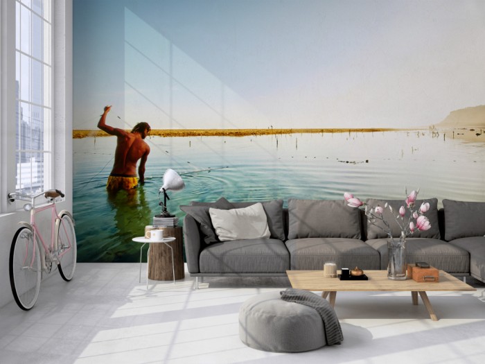 Die Fototapete Bali, Fischer im Sonnenschein auf einer großen Wand im Loft tapeziert. Die Fototapete Bali, Fischer im Sonnenschein wird individuell auf Deine Wand angepasst.