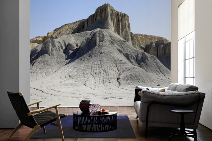 Im Wohnzimmer die Fototapete Berg Badlands-Nationalpark in South Dakota, USA auf einer großen Wand tapeziert. Die Fototapete Berg Badlands-Nationalpark in South Dakota, USA ist als Vlies-Fototapete im Wohnzimmer leicht zu tapezieren.