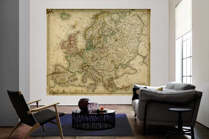 Die Fototapete Landkarte Europa Vintage als große Bildtapete im Wohnzimmer. Als Bildtapete ist die Fototapete Landkarte Europa Vintage ein besonderes Highlight auf Vliestapete.
