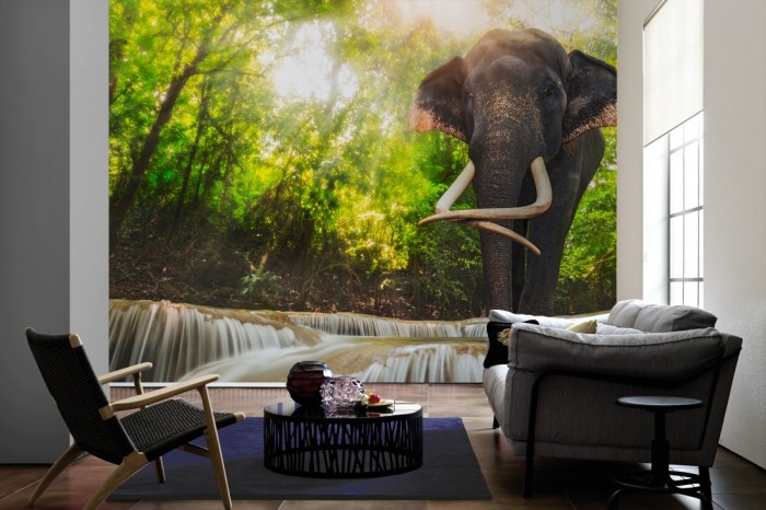 Im Wohnzimmer die Fototapete Elefant im Urwald auf einer großen Wand tapeziert. Die Fototapete Elefant im Urwald ist als Vlies-Fototapete im Wohnzimmer leicht zu tapezieren.