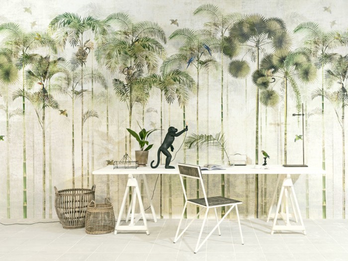 Die grüne Dschungeltapete Animals Palm Wallpaper mit Affen und Vögeln im Dschungel.