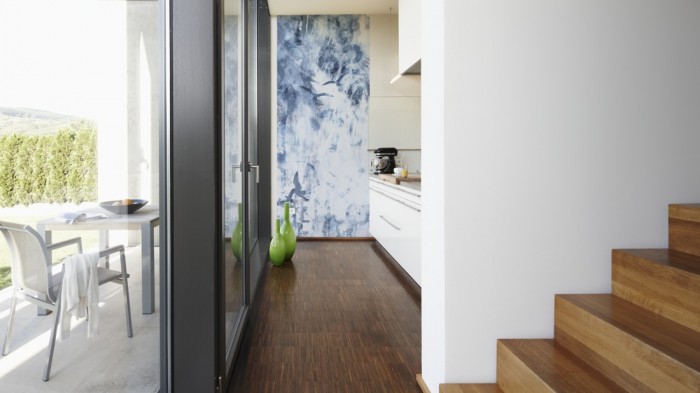 Ein Foto von dem Design-Fotopanel Unter den Palmen Blau tapeziert in der Küche. Bestelle Deine Bildtapete online.