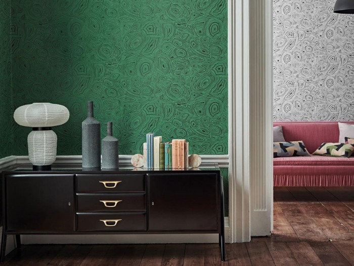 Die Fornasetti Tapete 114/17035 Malachite auf einer Wand tapeziert
