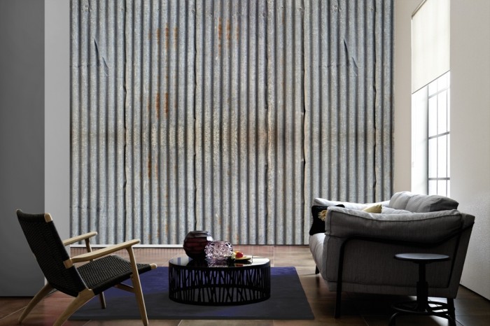 Im Wohnzimmer die Fototapete Wellblech, Metallwand auf einer großen Wand tapeziert. Die Fototapete Wellblech, Metallwand ist als Vlies-Fototapete im Wohnzimmer leicht zu tapezieren.
