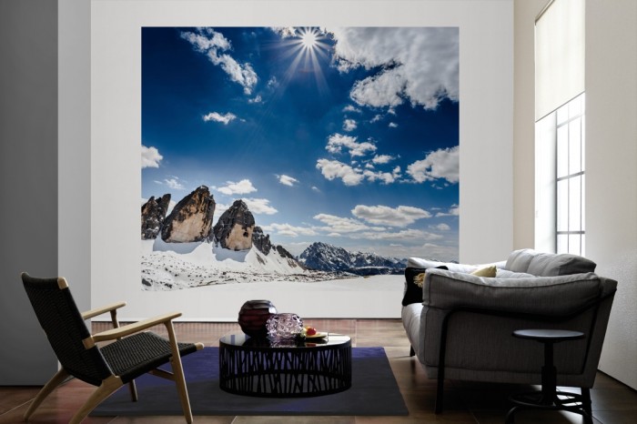 Die Fototapete Berge in Südtirol, Drei Zinnen als große Bildtapete im Wohnzimmer. Als Bildtapete ist die Fototapete Berge in Südtirol, Drei Zinnen ein besonderes Highlight auf Vliestapete.