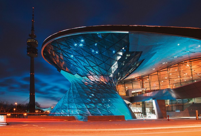 Die Fototapete München, BMW World bei Nacht, eine Vlies-Fototapete bei Livingwalls Cologne online kaufen. Die Fototapete München, BMW World bei Nacht ist eine Fototapete auf Maß.