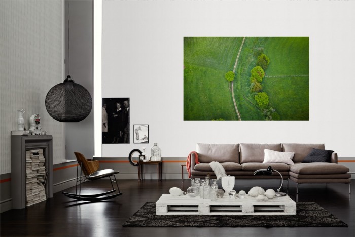 Die Fototapete Luftbild, Grüne Landschaft von oben als Wandbild im Wohnzimmer. Die Vlies-Fototapete Luftbild, Grüne Landschaft von oben verschönert als Wandbild Deine Wand.