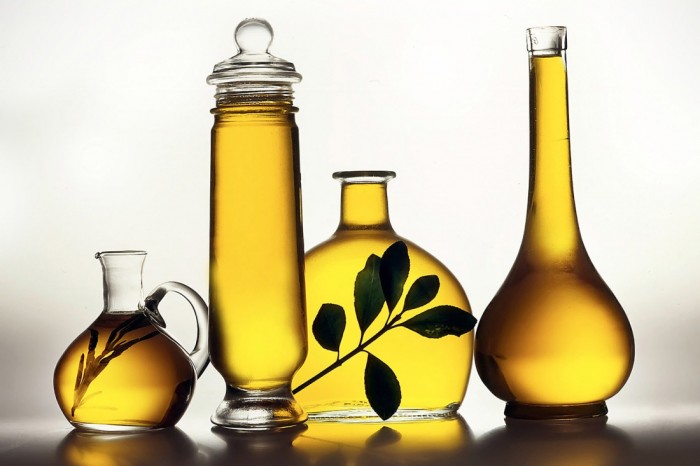 Die Fototapete Olivenöl in Glasflaschen, eine Vlies-Fototapete bei Livingwalls Cologne online kaufen. Die Fototapete Olivenöl in Glasflaschen ist eine Fototapete auf Maß.