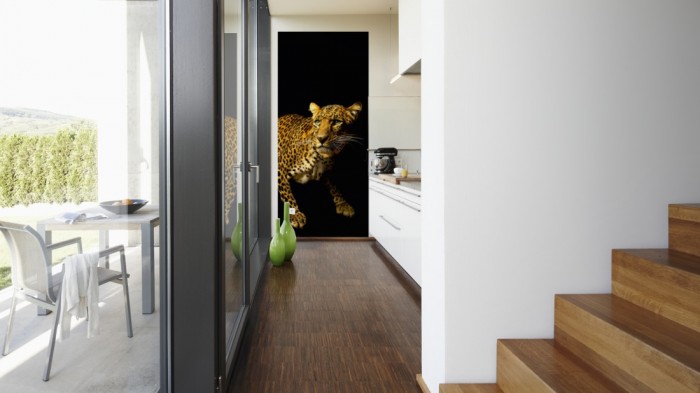 Ein Foto von dem 3D-Fotopanel Leopard mit Schwarzem Hintergrund tapeziert in der Küche. Bestelle Deine Bildtapete online.