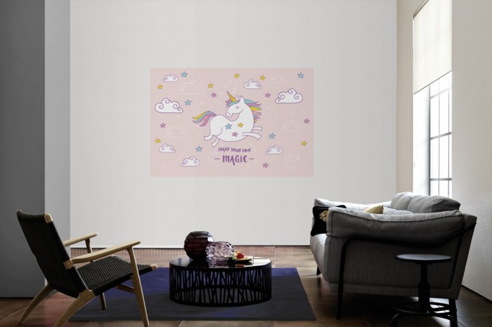 Die Fototapete Einhorn in den Wolken, rosa als Wandbild im Wohnzimmer. Die Vlies-Fototapete Einhorn in den Wolken, rosa verschönert als Wandbild Deine Wand.