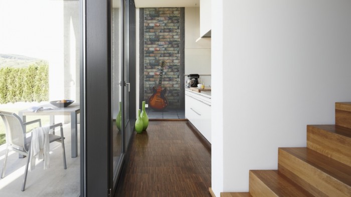 Ein Foto von dem 3D-Fotopanel Gitarre vor Steinwand tapeziert in der Küche. Bestelle Deine Bildtapete online.