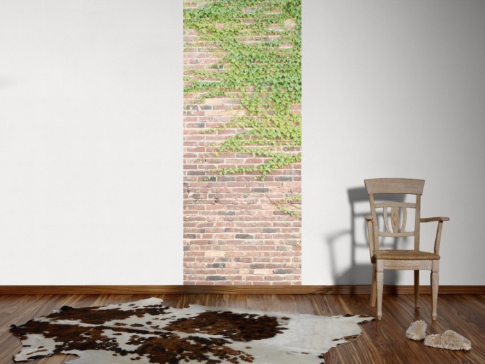 Ein Foto von dem 3D-Fotopanel Ziegel Steinwand mit Efeu tapeziert an der Wand. Bestelle Deine Bildtapete online.