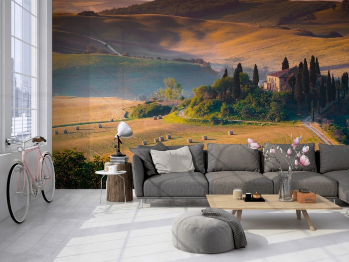 Die Fototapete Toskana bei Sonnenuntergang auf einer großen Wand im Loft tapeziert. Die Fototapete Toskana bei Sonnenuntergang wird individuell auf Deine Wand angepasst.