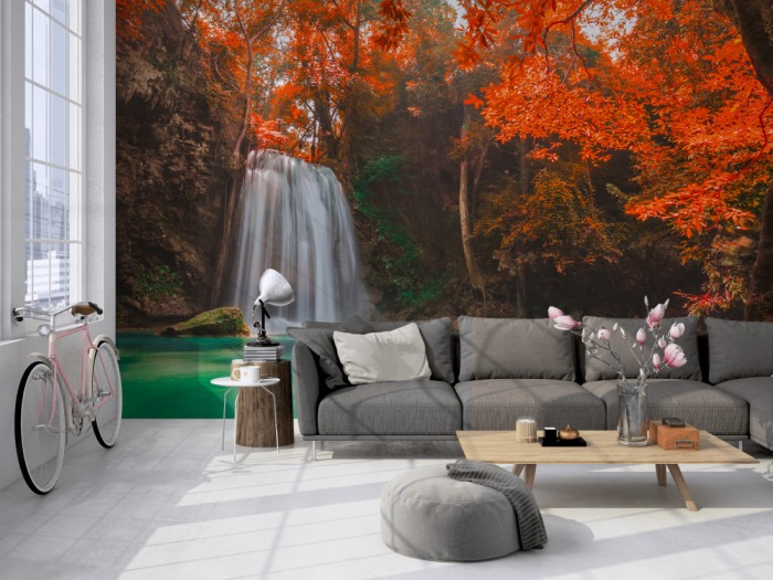 Die Fototapete Wasserfall im Herbst, Erawan Park, Thailand auf einer großen Wand im Loft tapeziert. Die Fototapete Wasserfall im Herbst, Erawan Park, Thailand wird individuell auf Deine Wand angepasst.
