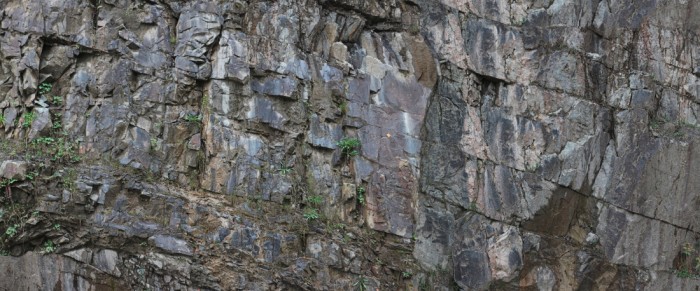 Die Fototapete Felswand, graue Steilwand, eine Vlies-Fototapete bei Livingwalls Cologne online kaufen. Die Fototapete Felswand, graue Steilwand ist eine Fototapete auf Maß.