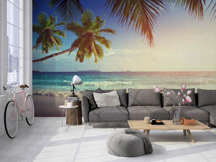 Die Fototapete Strand bei Sonnenuntergang auf den Seychellen auf einer großen Wand im Loft tapeziert. Die Fototapete Strand bei Sonnenuntergang auf den Seychellen wird individuell auf Deine Wand angepasst.