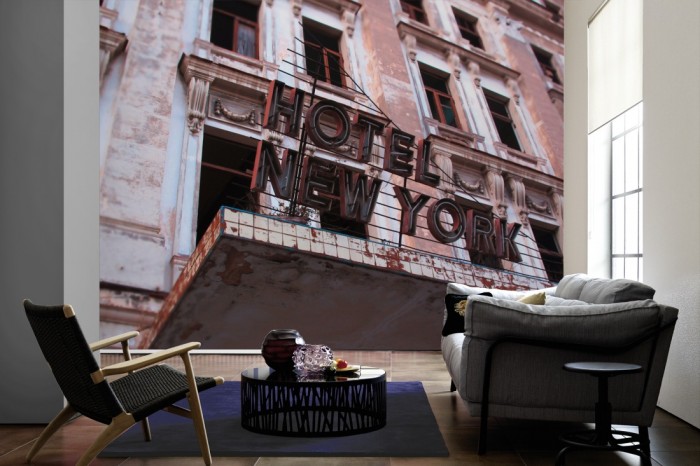 Im Wohnzimmer die Fototapete New York Hotel, Lost Places auf einer großen Wand tapeziert. Die Fototapete New York Hotel, Lost Places ist als Vlies-Fototapete im Wohnzimmer leicht zu tapezieren.