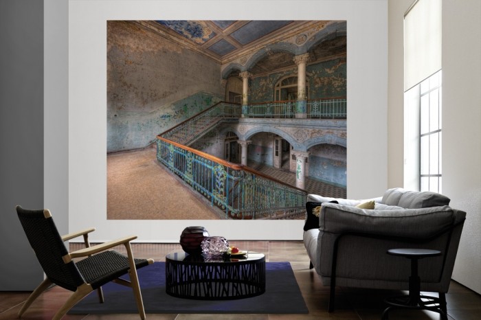 Die Fototapete Vintage Villa Aufgang in der Halle, Lost Places als große Bildtapete im Wohnzimmer. Als Bildtapete ist die Fototapete Vintage Villa Aufgang in der Halle, Lost Places ein besonderes Highlight auf Vliestapete.