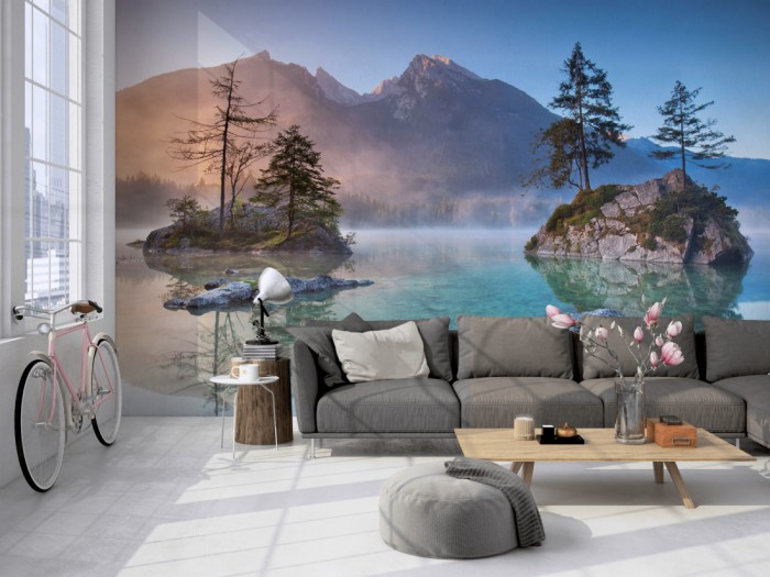 Die Fototapete Bergsee in den Alpen, Berchtesgaden auf einer großen Wand im Loft tapeziert. Die Fototapete Bergsee in den Alpen, Berchtesgaden wird individuell auf Deine Wand angepasst.