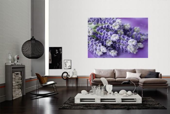Die Fototapete Lavendel Bündel im Detail als Wandbild im Wohnzimmer. Die Vlies-Fototapete Lavendel Bündel im Detail verschönert als Wandbild Deine Wand.