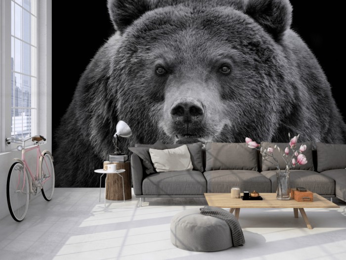 Die Fototapete Bär, schwarz-weiß auf einer großen Wand im Loft tapeziert. Die Fototapete Bär, schwarz-weiß wird individuell auf Deine Wand angepasst.
