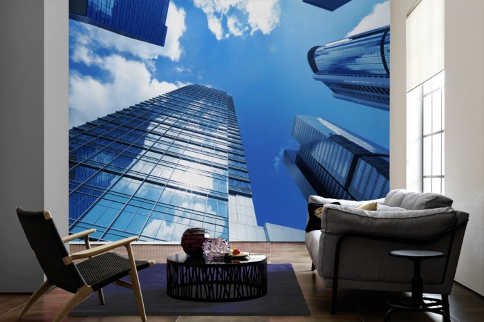 Im Wohnzimmer die Fototapete Wolkenkratzer in Downtown auf einer großen Wand tapeziert. Die Fototapete Wolkenkratzer in Downtown ist als Vlies-Fototapete im Wohnzimmer leicht zu tapezieren.