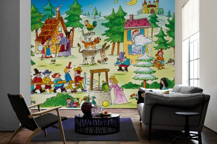 Im Wohnzimmer die Fototapete Märchenwald, Wimmelbild für Kinder auf einer großen Wand tapeziert. Die Fototapete Märchenwald, Wimmelbild für Kinder ist als Vlies-Fototapete im Wohnzimmer leicht zu tapezieren.