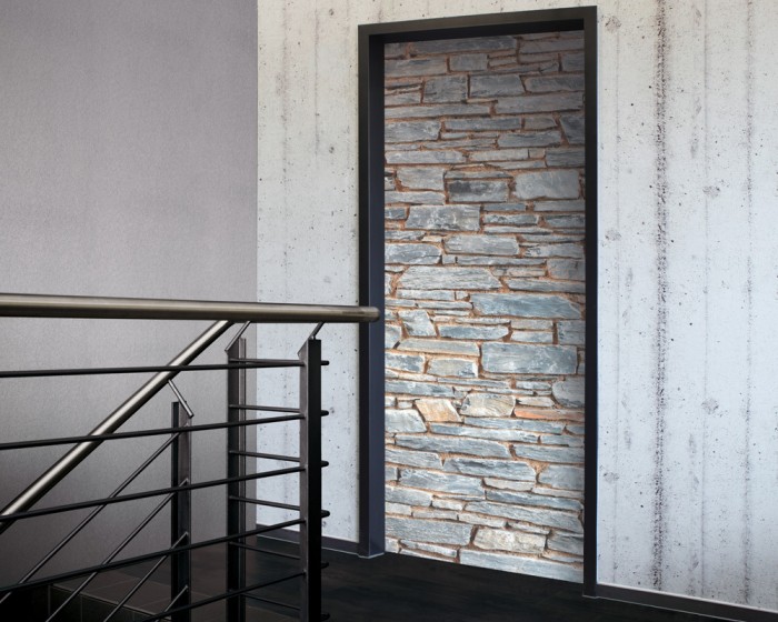 Ein Foto von der selbstklebenden Türtapete Naturstein, Steinwand tapeziert auf einer Tür. Bestelle Deine Türtapete online.
