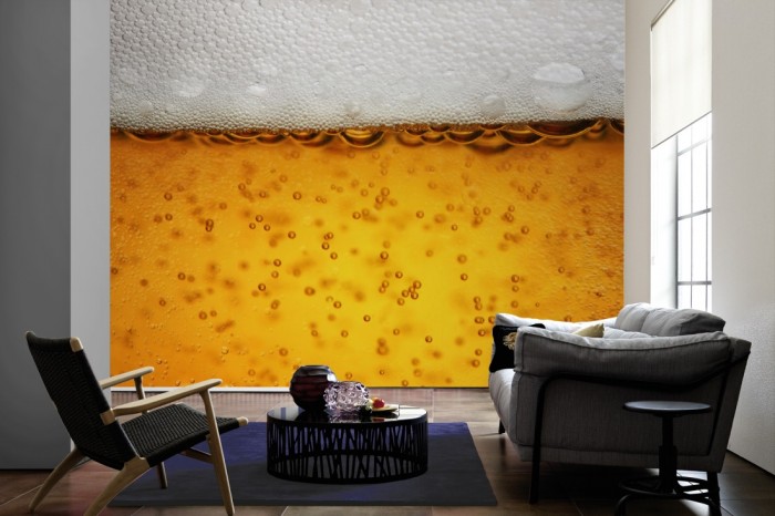 Im Wohnzimmer die Fototapete Bier auf einer großen Wand tapeziert. Die Fototapete Bier ist als Vlies-Fototapete im Wohnzimmer leicht zu tapezieren.