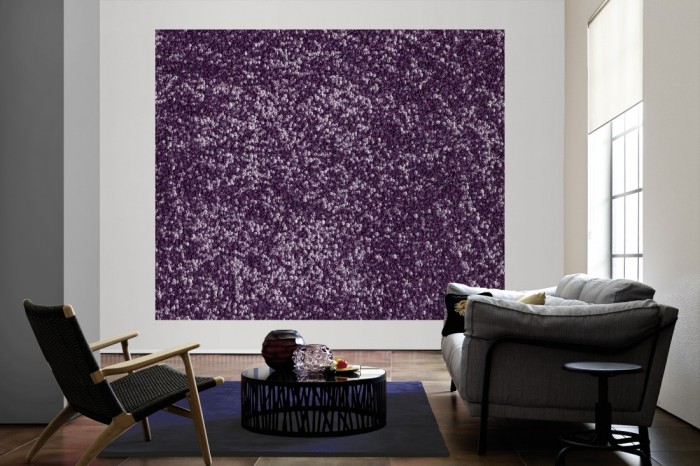 Die Fototapete Violette Glaskugeln als große Bildtapete im Wohnzimmer. Als Bildtapete ist die Fototapete Violette Glaskugeln ein besonderes Highlight auf Vliestapete.