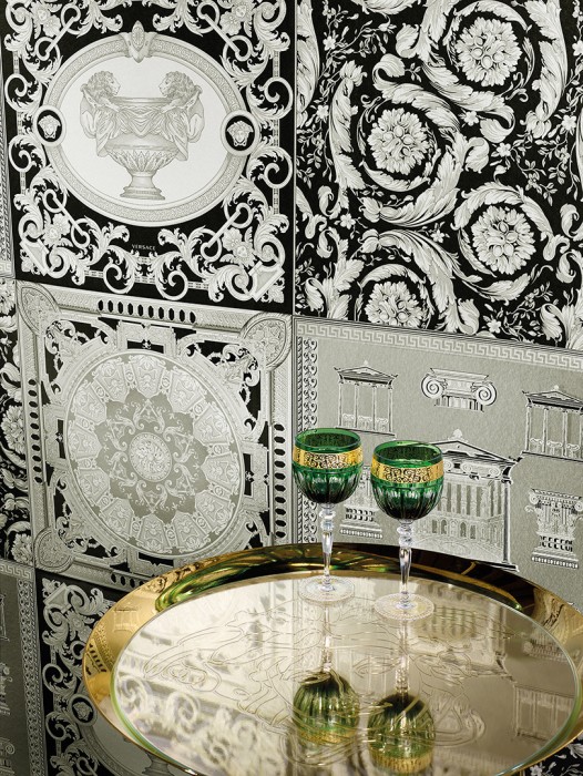 Ein Foto von der Versace Designtapete Patchwork Dieux Black & White tapeziert im Raum. Bestelle Deine Versace Designtapete online.