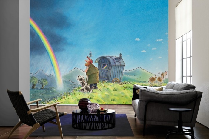 Im Wohnzimmer die Fototapete Regenbogen in der Landschaft auf einer großen Wand tapeziert. Die Fototapete Regenbogen in der Landschaft ist als Vlies-Fototapete im Wohnzimmer leicht zu tapezieren.