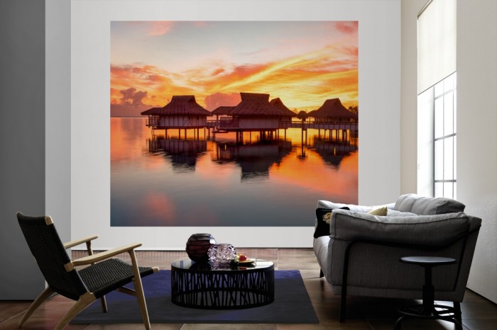 Die Fototapete Sonnenuntergang auf Bora Bora als große Bildtapete im Wohnzimmer. Als Bildtapete ist die Fototapete Sonnenuntergang auf Bora Bora ein besonderes Highlight auf Vliestapete.