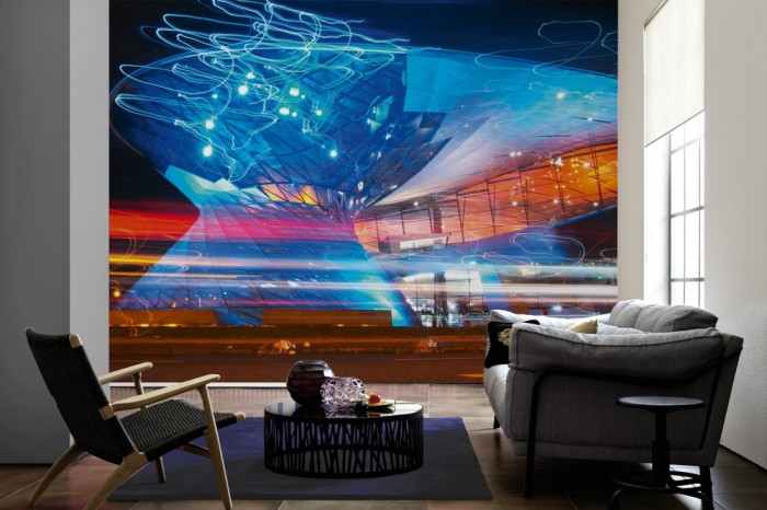 Im Wohnzimmer die Fototapete München, BMW World in Bewegung auf einer großen Wand tapeziert. Die Fototapete München, BMW World in Bewegung ist als Vlies-Fototapete im Wohnzimmer leicht zu tapezieren.