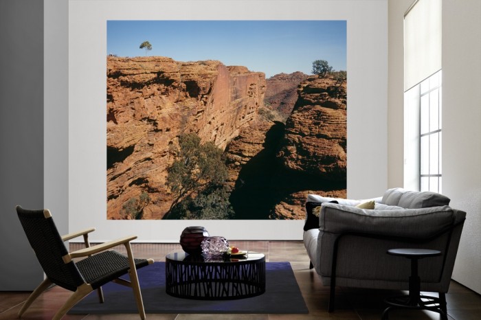 Die Fototapete Australien, Kings Canyon als große Bildtapete im Wohnzimmer. Als Bildtapete ist die Fototapete Australien, Kings Canyon ein besonderes Highlight auf Vliestapete.
