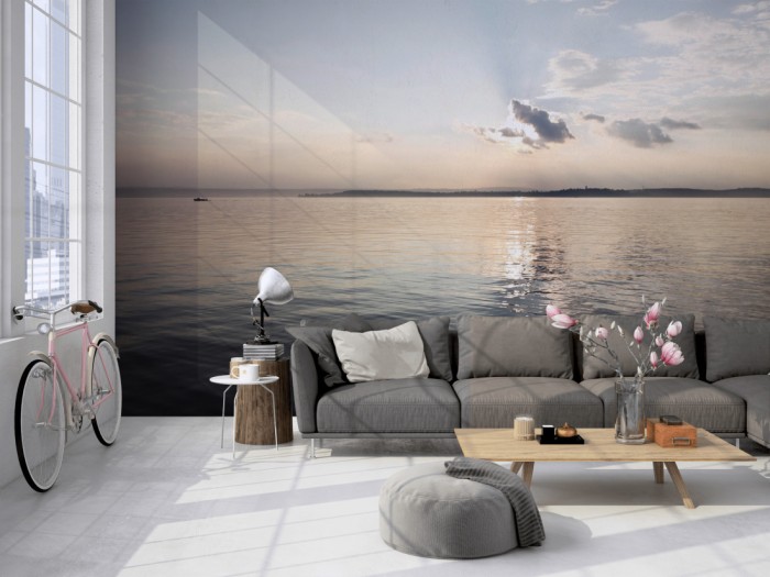 Die Fototapete Stiller See in der Morgensonne auf einer großen Wand im Loft tapeziert. Die Fototapete Stiller See in der Morgensonne wird individuell auf Deine Wand angepasst.