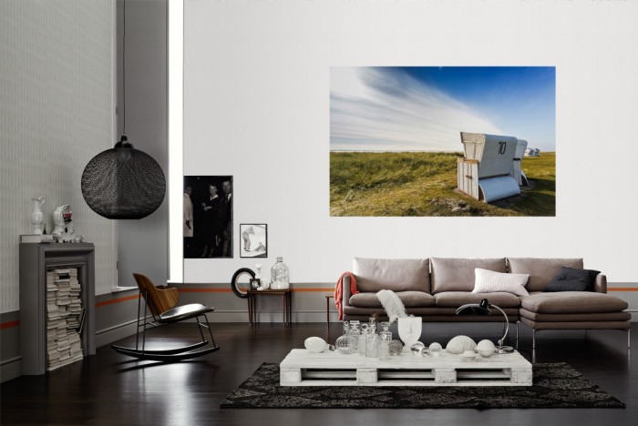 Die Fototapete Sylt, Strandkorb in den Dünen als Wandbild im Wohnzimmer. Die Vlies-Fototapete Sylt, Strandkorb in den Dünen verschönert als Wandbild Deine Wand.