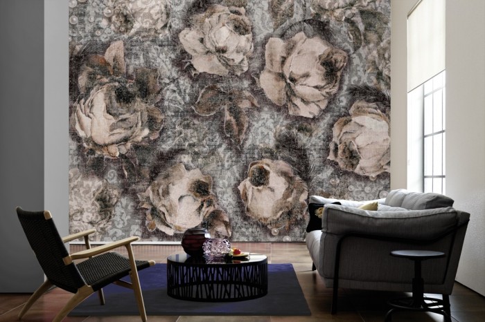 Im Wohnzimmer die Designtapete Barock Ornament, Vintage Roses Bohemian auf einer großen Wand tapeziert. Die Designtapete Barock Ornament, Vintage Roses Bohemian ist als Vlies-Fototapete im Wohnzimmer leicht zu tapezieren.