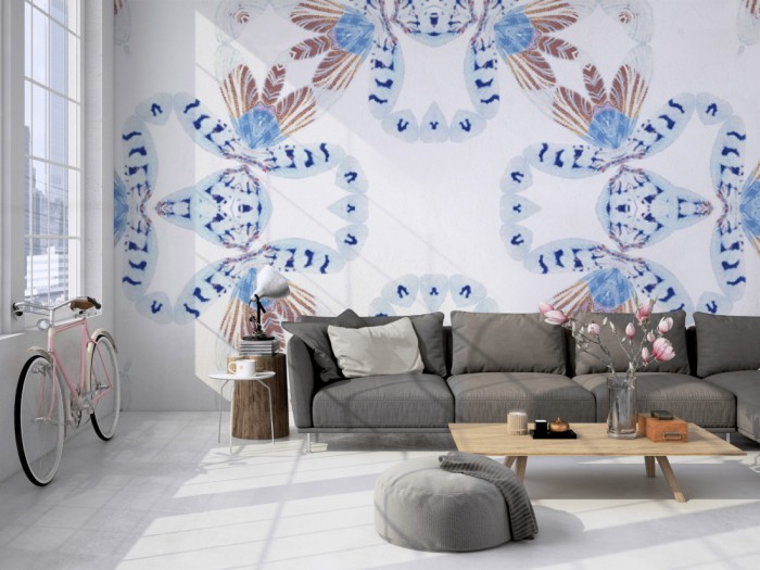 Die Designer-Fototapete Kaleidoskop Federn, Artwork by Mylumi auf einer großen Wand im Loft tapeziert. Die Designer-Fototapete Kaleidoskop Federn, Artwork by Mylumi wird individuell auf Deine Wand angepasst.