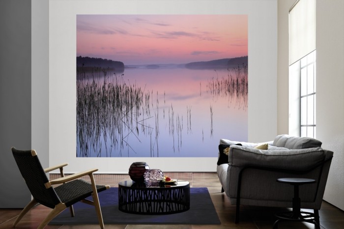 Die Fototapete Stiller See im Morgengrauen als große Bildtapete im Wohnzimmer. Als Bildtapete ist die Fototapete Stiller See im Morgengrauen ein besonderes Highlight auf Vliestapete.