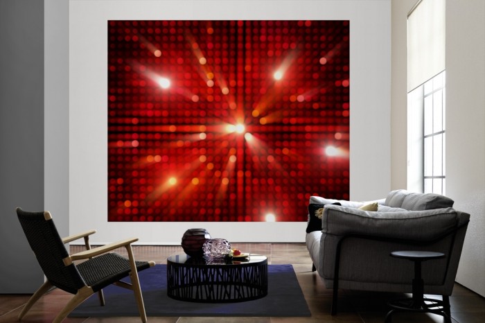 Die Design-Fototapete Party Nacht in Rot als große Bildtapete im Wohnzimmer. Als Bildtapete ist die Design-Fototapete Party Nacht in Rot ein besonderes Highlight auf Vliestapete.