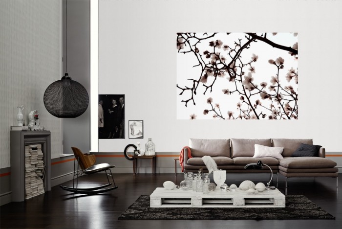 Die Fototapete Magnolie Äste in Weiß als Wandbild im Wohnzimmer. Die Vlies-Fototapete Magnolie Äste in Weiß verschönert als Wandbild Deine Wand.