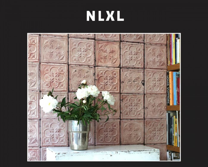 Die NLXL Tapete TIN-06 Brooklyn Tins von Merci tapeziert an einer Wand.